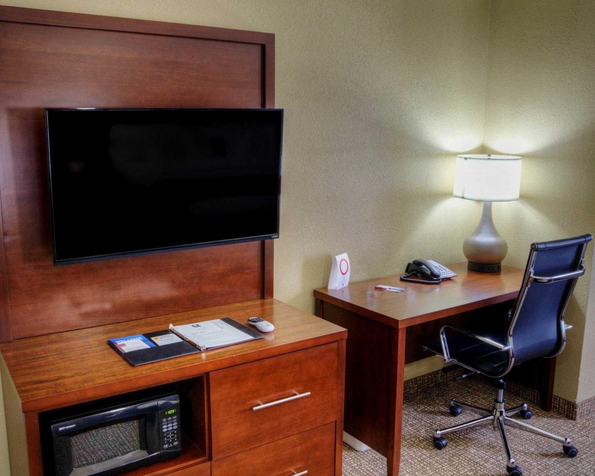 Comfort Suites Plymouth Near Us-30 מראה חיצוני תמונה